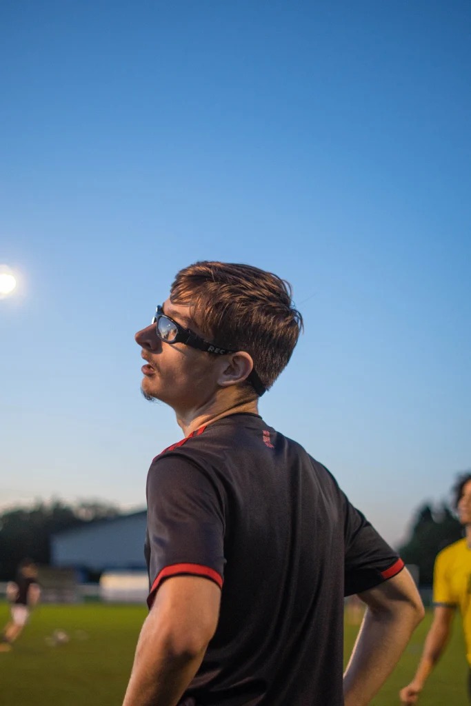 photo d'un joueur de foot regardant a gauche epuisé avec derriere un terrain de foot de horbourg-wihr
photographe sport
photographe de match
